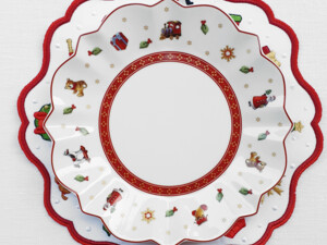 Подставки под тарелку в пяльцах