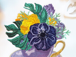 Чашки с цветами и фруктами