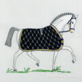 Белая Лошадь в попоне Дизайн машинной вышивки - 3 размера