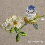 Синичка на цветущей ветке длинный стежок