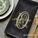 Монограмма O с розами Дизайн машинной вышивки