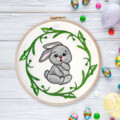 Зайчик в венке из подснежников Дизайн машинной вышивки - 2 размера