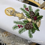 Золотая свеча с шишками и падубом - 4 размера