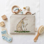 Зайчик дарит цветок маме - 4 размера